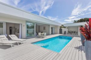 拉罗汤加Villa Varia的一座带游泳池和甲板的房子
