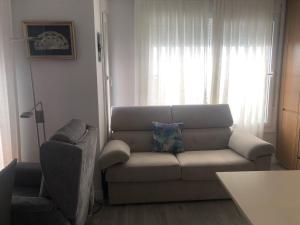 科尔多瓦ENMAYO 2021 - Dos alojamientos的客厅配有沙发和椅子