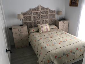 科尔多瓦ENMAYO 2021 - Dos alojamientos的一间卧室配有床和2个床头柜