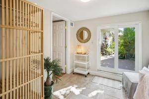 圣徒皮特海滩Coconut Paradise的客厅设有通往庭院的门。