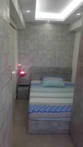Al KaslīkChalet In Solemar, 2br, Elec247, Parking, Wifi的一间卧室,卧室内配有一张大床
