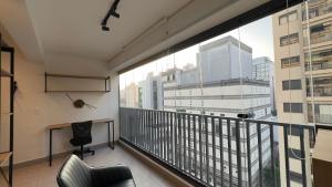 圣保罗Apartamento na paulista (com garagem)的设有一个市景阳台的办公室