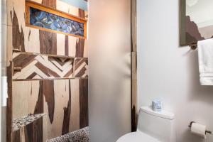 普雷斯科特小屋汽车旅馆的一间带卫生间和木墙的浴室