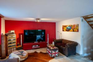 奈福尔斯Zimmer mit eigenem Badezimmer的带沙发和平面电视的客厅