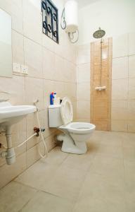 基利菲KITRA Cozy Homes的浴室配有卫生间、盥洗盆和淋浴。