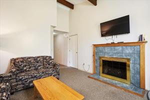 基灵顿Cedarbrook Queen Suite 106的带沙发和壁炉的客厅
