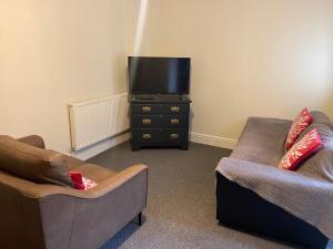 利物浦Marks Place的客厅配有2张沙发和1台平面电视