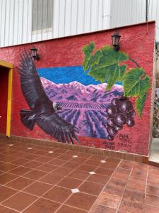 门多萨卢卡波多旅舍的鸟在墙上飞的画
