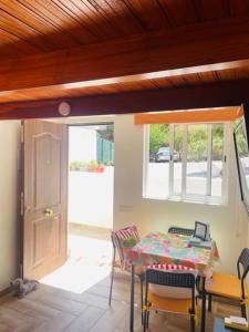 贝加德圣马特奥Casa Azul Mountain Retreat的一间带桌椅和窗户的用餐室