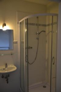 拉德博伊尔埃斯万斯道尔夫旅馆的带淋浴和盥洗盆的浴室