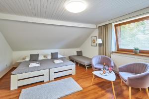 捷克克鲁姆洛夫维拉盖普公寓的一间卧室配有一张床、两把椅子和一张桌子