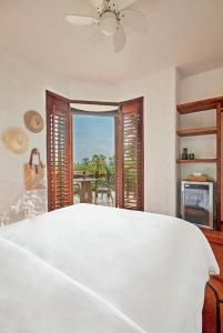 锡瓦塔塔内霍La Villa Luz (sólo adultos)的卧室设有一张白色大床和一扇窗户。