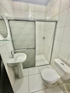 乌巴图巴Hotel Bem Te Vi的白色的浴室设有卫生间和水槽。