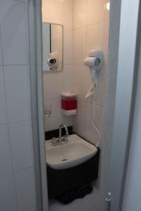 瓜达拉哈拉Casa Salazar Guadalajara的浴室配有盥洗盆和吹风机