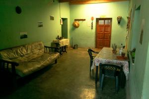 乌玛瓦卡Acusi Hostel Camping的客厅配有沙发和桌子