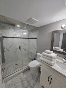 多伦多Basement Apartment in Luxury Beach House的带淋浴、卫生间和盥洗盆的浴室