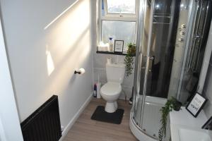 利兹Luxury Home Close to Leeds City Centre的一间带卫生间和淋浴的浴室