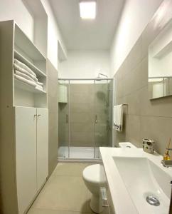 普拉亚Lalas ASA的带淋浴、卫生间和盥洗盆的浴室
