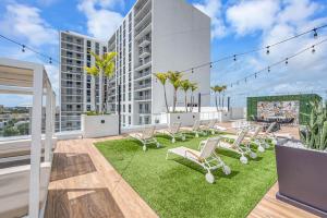 迈阿密Exclusive Condo in Downtown Miami With Pool Views and Free Parking的一座带椅子和草地的庭院
