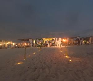 伊基托斯URREAHOUSE IQUITOS的沙滩上夜晚的灯光