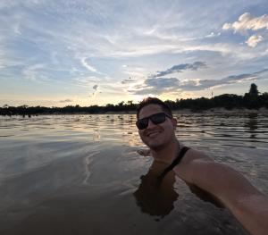 伊基托斯URREAHOUSE IQUITOS的湖上水中的男人