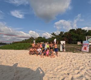 伊基托斯URREAHOUSE IQUITOS的一群人在海滩上拍照