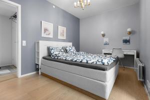 奥斯陆Luxurious 2BR apartment at Central OSLO BARCODE的一间卧室配有一张带蓝色和白色枕头的床
