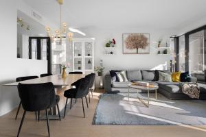 奥斯陆Luxurious 2BR apartment at Central OSLO BARCODE的客厅配有桌子和沙发