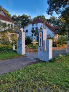 拉登Pension Zum Burgwächter的院子前有两扇石门的房子
