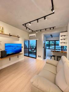 帕尔马斯PALMAS EXPERIENCE - Apartamento Girassol的带沙发和平面电视的客厅