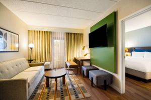 费城Sonesta Select Philadelphia Airport的酒店客房设有一张沙发和一张床