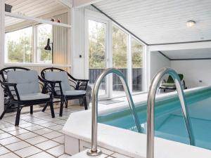 耶鲁普Holiday home Jerup LX的一座带游泳池和庭院的房子