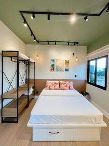 帕尔马斯PALMAS EXPERIENCE - Apartamento Girassol的一间卧室配有一张床和两张双层床。