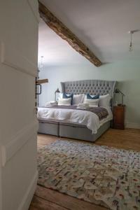 West DeanSaltmarsh Farmhouse的一间卧室配有一张床和地毯