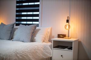 Ville-MarieAuberge Nouvelle-France的一间卧室配有一张床和一个带灯的床头柜