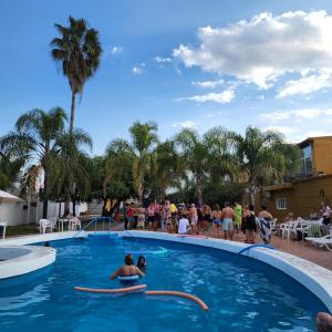 特尔马斯德里奥翁多Hotel Gran Habana的一群人在度假村的游泳池里