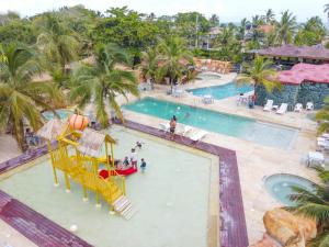 托卢Hotel Camino Verde的享有度假村游泳池的顶部景致