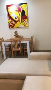 科连特斯Hermoso depto, a pasos de todo.的一间设有桌子和墙上绘画的用餐室
