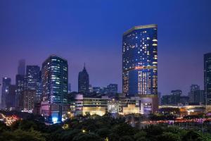 广州Guangzhou Marriott Hotel Tianhe的城市天际线,夜晚有高楼