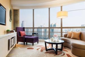 广州Guangzhou Marriott Hotel Tianhe的客厅配有沙发和桌子