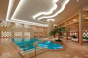 广州Guangzhou Marriott Hotel Tianhe的酒店大堂的大型游泳池