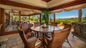 瓦克拉Mauna Lani Luxury Vacation Villas - CoralTree Residence Collection的户外用餐室配有桌椅