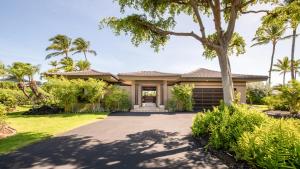瓦克拉Mauna Lani Luxury Vacation Villas - CoralTree Residence Collection的棕榈树之家和车道