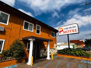 加迪纳市The Patio Motel - Los Angeles, LAX的大楼前的酒店标志