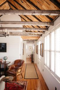 查尔斯顿The Charlestonian的客厅设有木制天花板和真皮座椅。