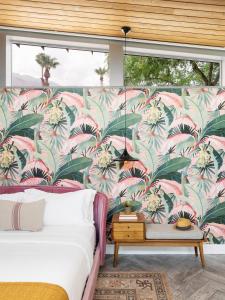棕榈泉ARRIVE Palm Springs - Adults Only的一间种植了棕榈树的壁画的卧室