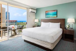 檀香山威基基海滩万怡酒店 的酒店客房设有一张床和一个阳台。