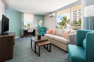 檀香山威基基海滩万怡酒店 的带沙发和电视的客厅