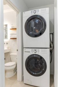 凤凰城ASH and KO的带卫生间的浴室内的洗衣机和烘干机