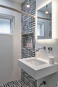 凤凰城ASH and KO的白色的浴室设有水槽和镜子